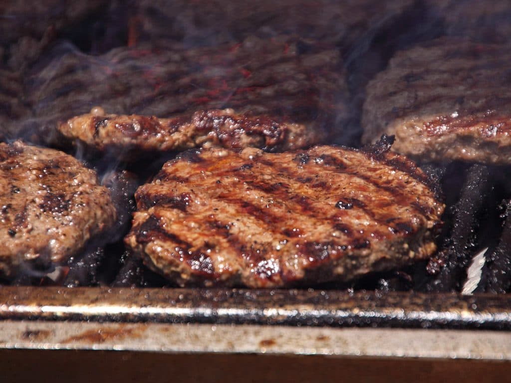 Grillede burgere med tydelige striper fra risten
