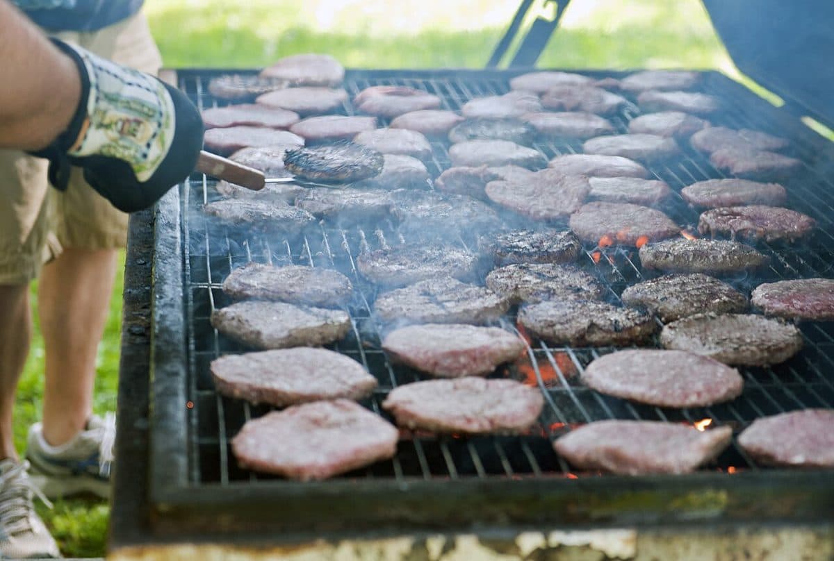 Mange burgere side om side på en stor grill