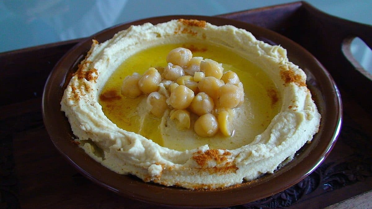 En skål hummus med kikerter og olivenolje