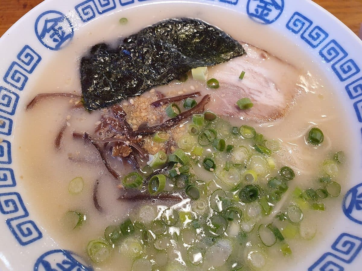Ramenbolle med kraft, vårløk og nori