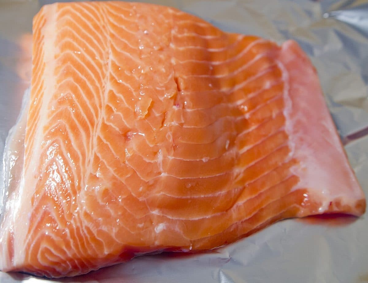 Rå laksefilet med lyse fettstriper