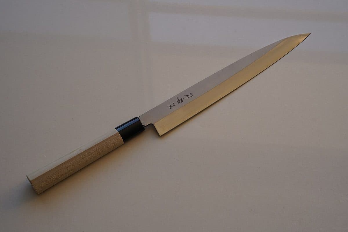 Japansk sashimikniv på grått underlag